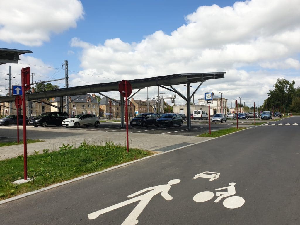 voie partagée et ombrières gare SNCF Montreuil sur Ille